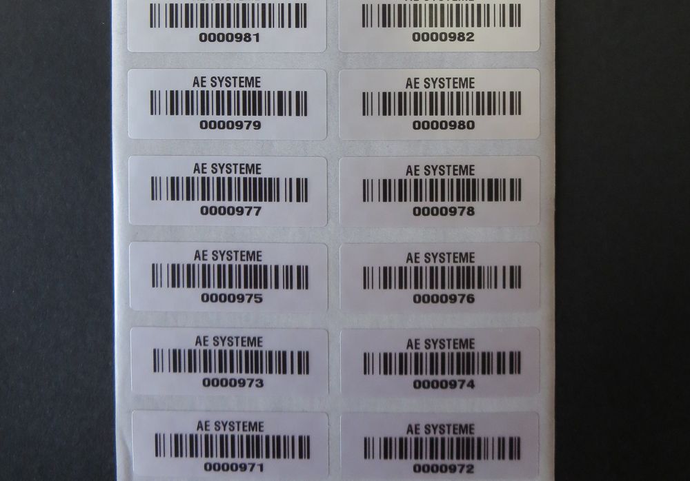 Klebeetiketten mit Barcode und Text auf Rolle