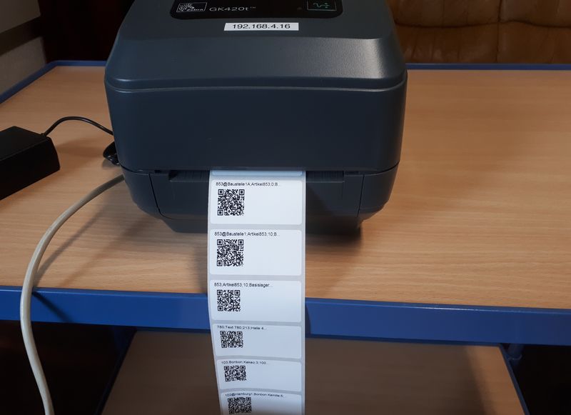 Drucker druckt Etiketten mit QR Code und Text