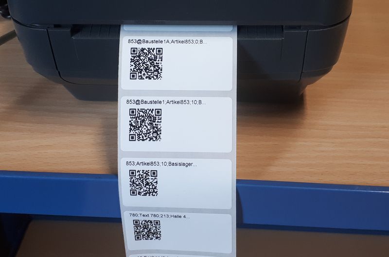 Etikettendrucker druckt QR Code und Text auf Etikett